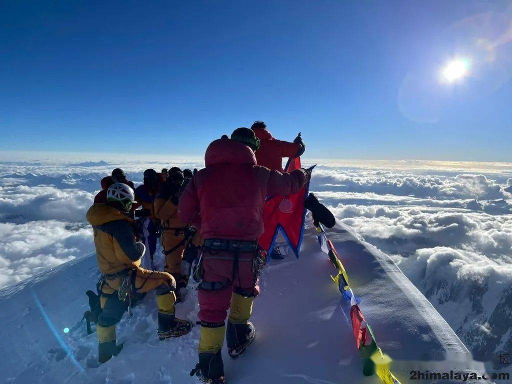 [巴基斯坦]喀喇昆仑山脉登山季的登顶者,滑坠者和幸存者_乔戈里峰