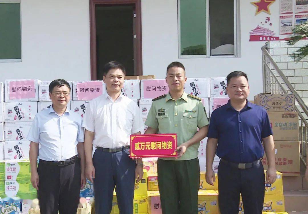 在县武警中队,县领导郭贤富,何国杰,赖道德看望慰问了武警官兵,并与