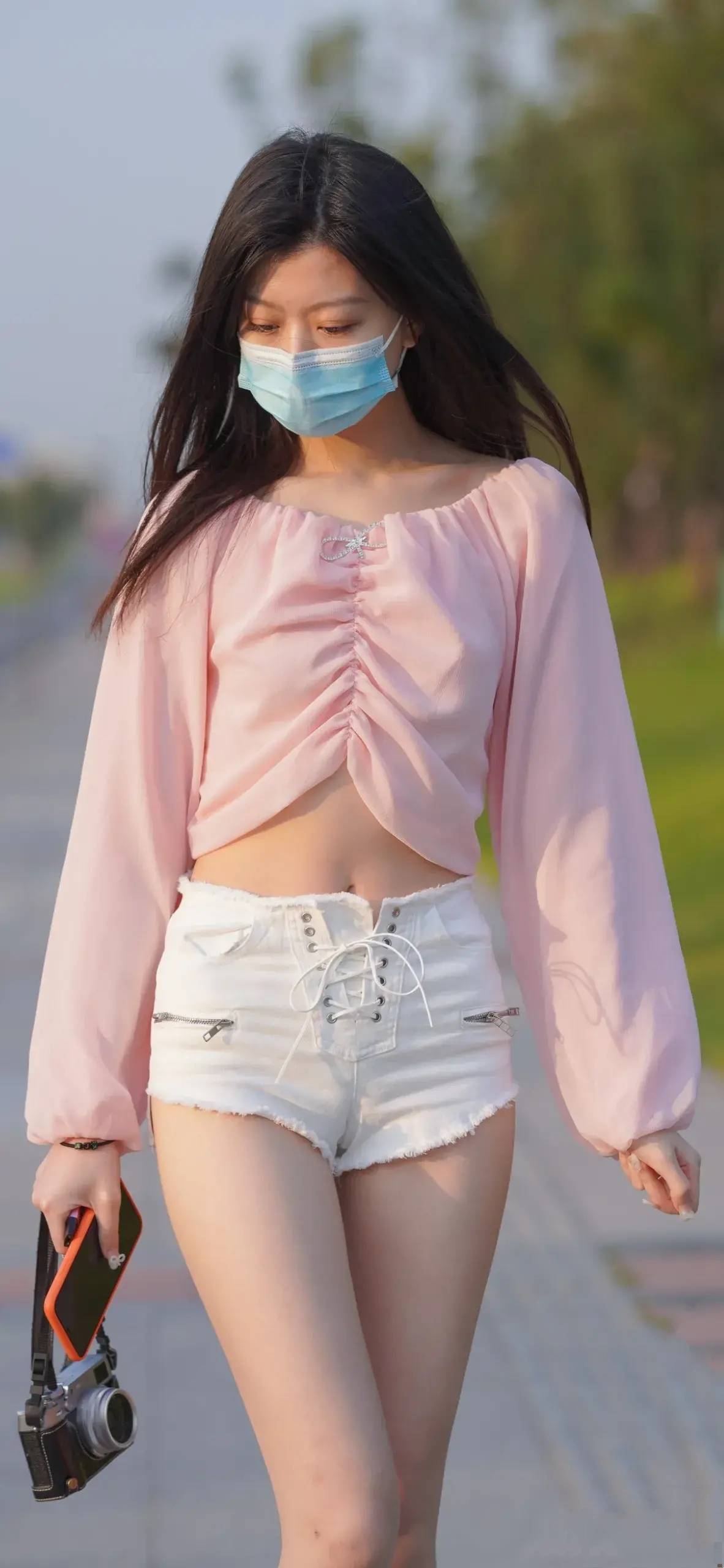 身材|粉色漏脐薄纱上衣,搭配白色毛边短裤,身材极具美感很是吸睛