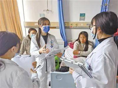 遵义医科大学全科医学系副主任,附属医院全科专业基地主任肖雪(右三)
