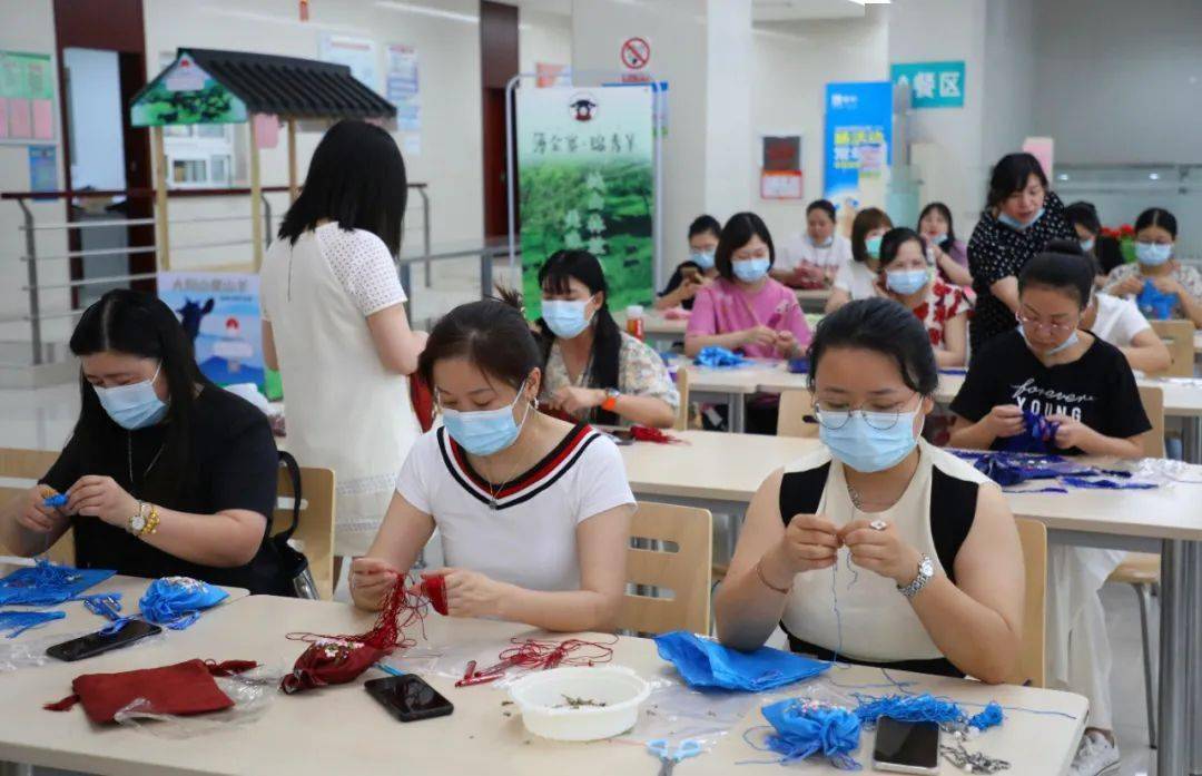 武汉总部女工盛夏制作艾叶香囊清脑提神防暑