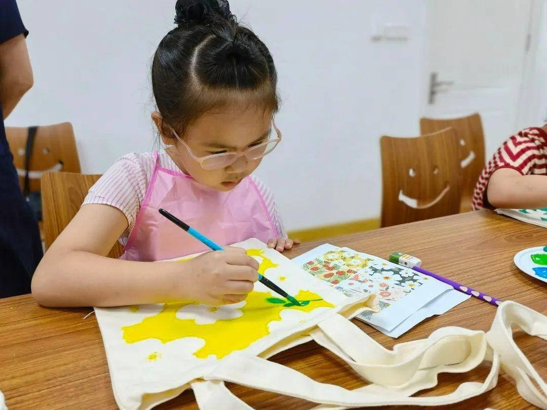 "公益乐学"暑期职工亲子创意绘画班圆满结束_崇明