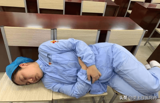 武汉市第一医院支援沌口核酸检测 护士热到头晕呕吐不言退 居民心疼送