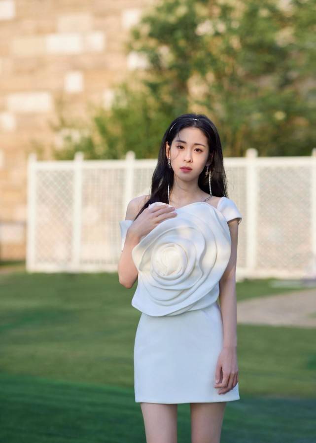 设计|张碧晨也太瘦了,穿露肩裙脖颈线条突出,一点不像是生过娃