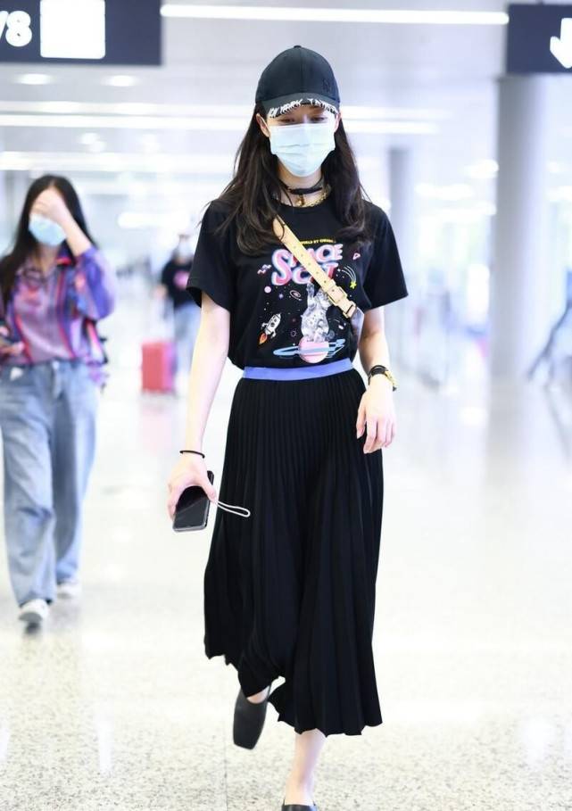choker|韩雪不像快40的人，T恤配百褶裙显瘦高身材，脖子戴choker似少女