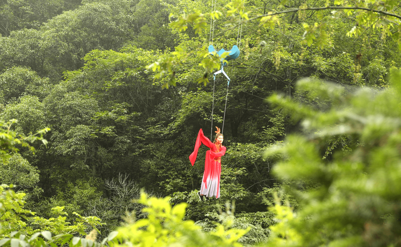 飞天威亚游客体验项目落户于国家4a级风景区池州市石台县醉山野景区