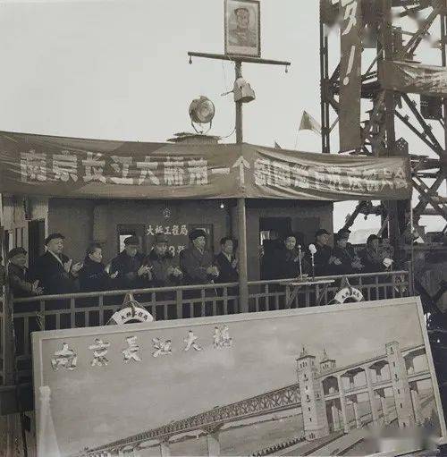 历经八年艰苦不懈的努力,南京长江大桥建成通车,当时也被称作"争气桥"