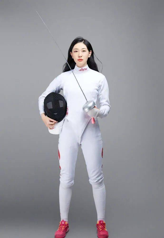 还有不得不提的杨舒予和刘鑫,同款"帅气"美女,一个颜值媲美娱乐圈小