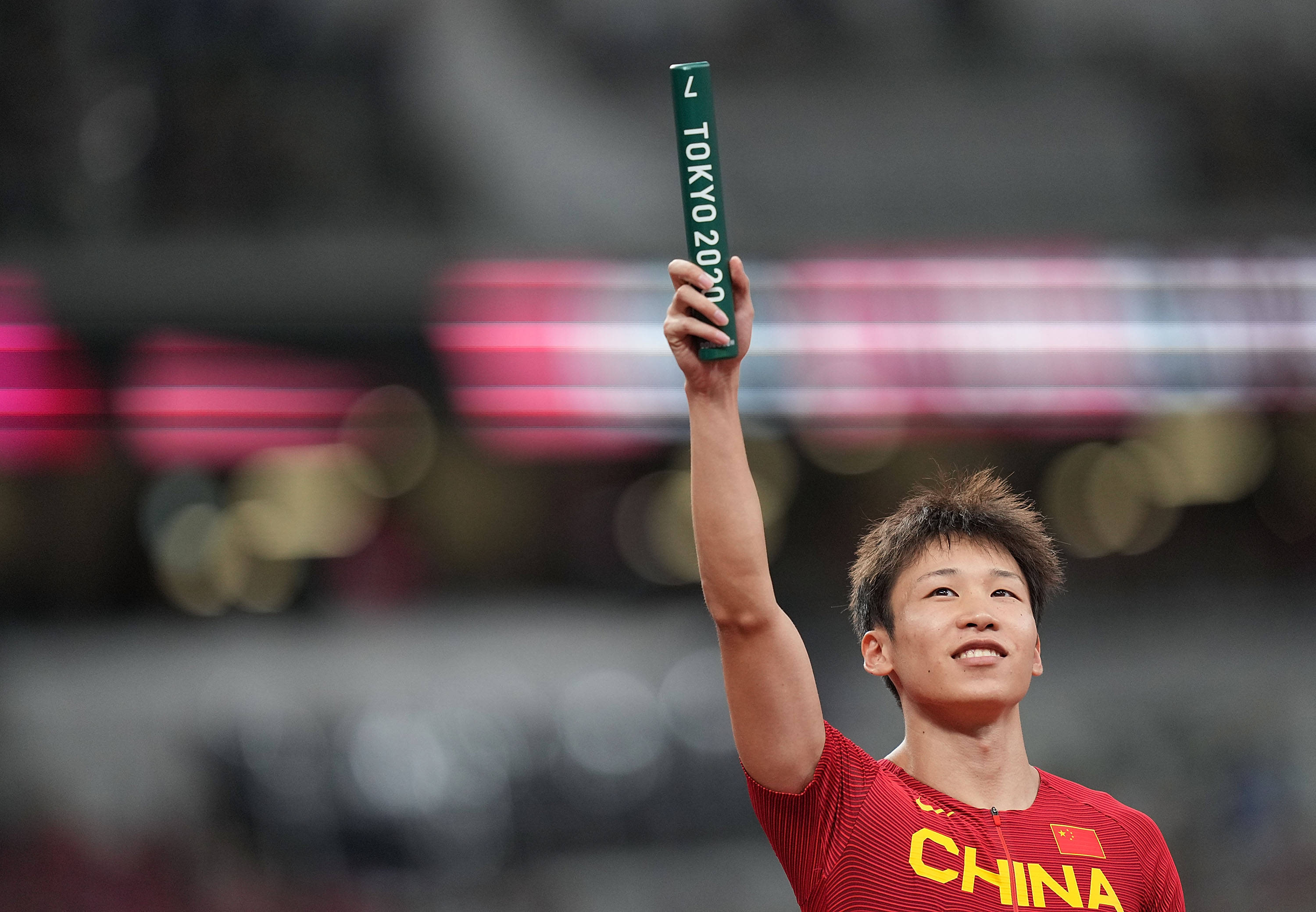 8月6日,中国队第一棒汤星强在比赛前.