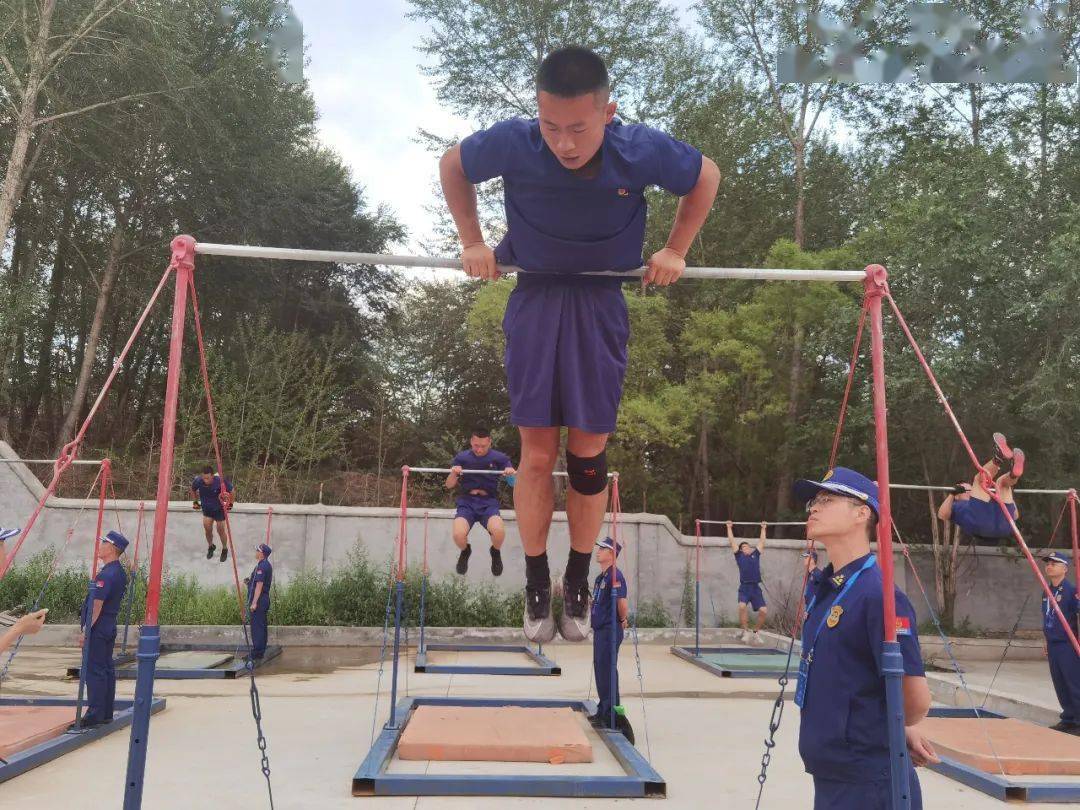 单杠卷身上