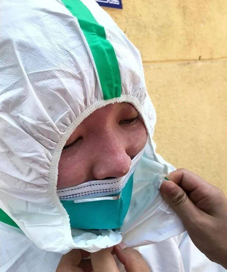 防护服下的护士很辛苦但是很温暖