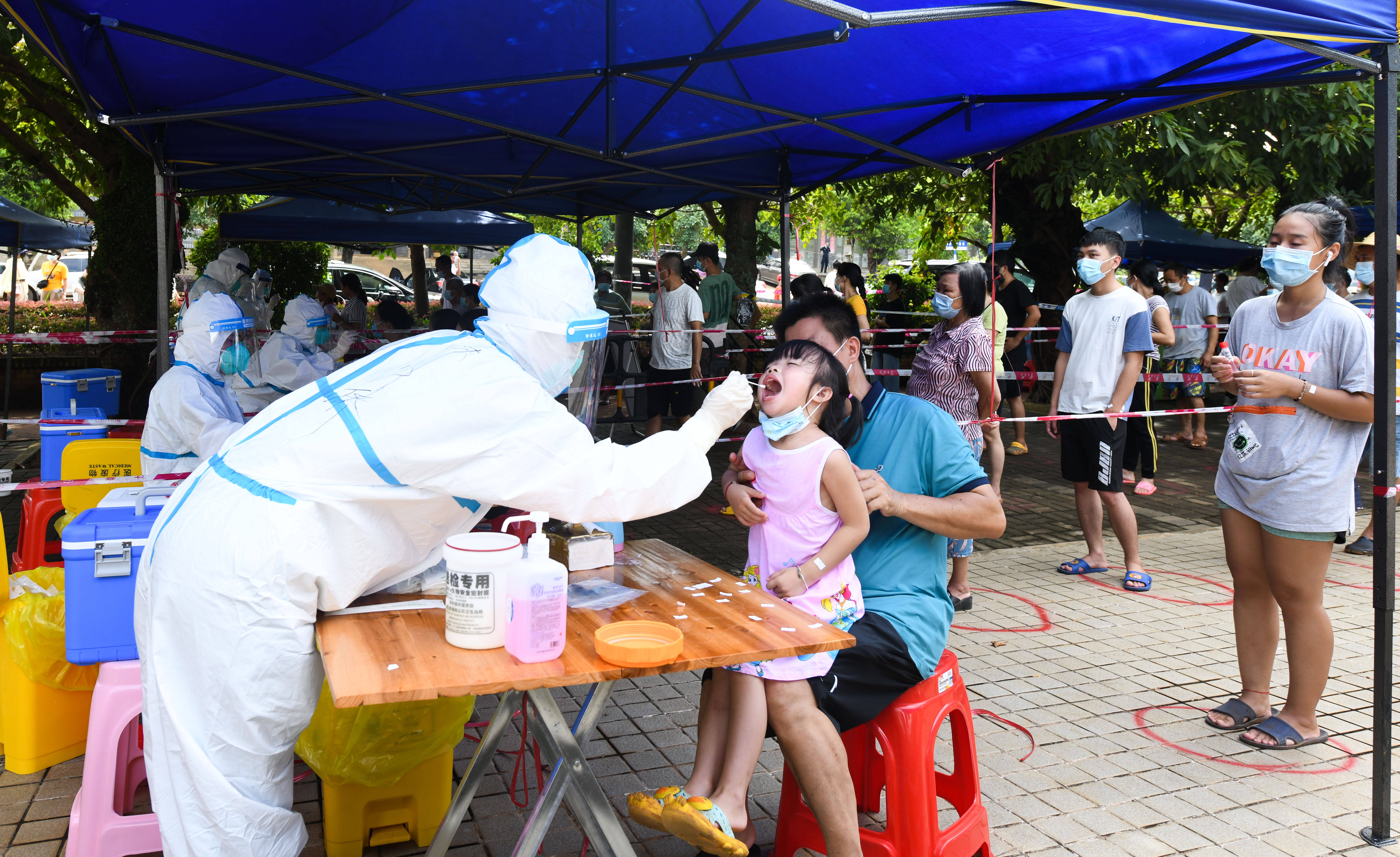 8月11日,在云龙镇的一处核酸检测点,医务人员为一名儿童进行核酸检测