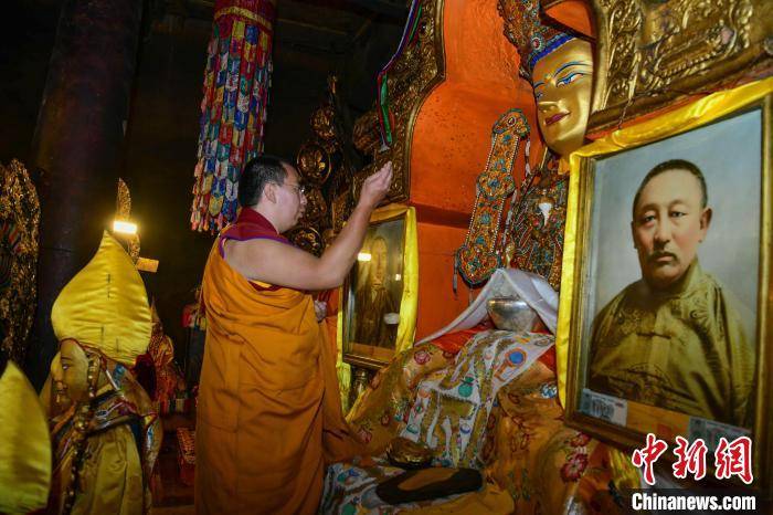 8月8日,班禅在扎什伦布寺措钦大殿朝拜佛祖释迦牟尼佛像.