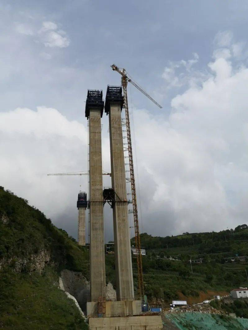 8月8日,镇七高速项目部筒车河特大桥11#墩防护棚安装完成.