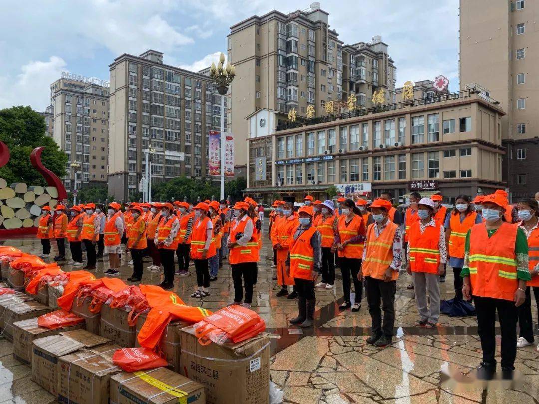 会理县总工会为全县环卫工人送去雨衣,雨鞋!