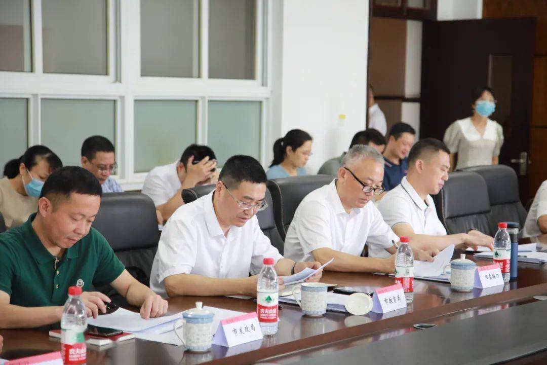 市十中校长王安国就该校现代化学校创建及当前有关困难问题作专题汇报