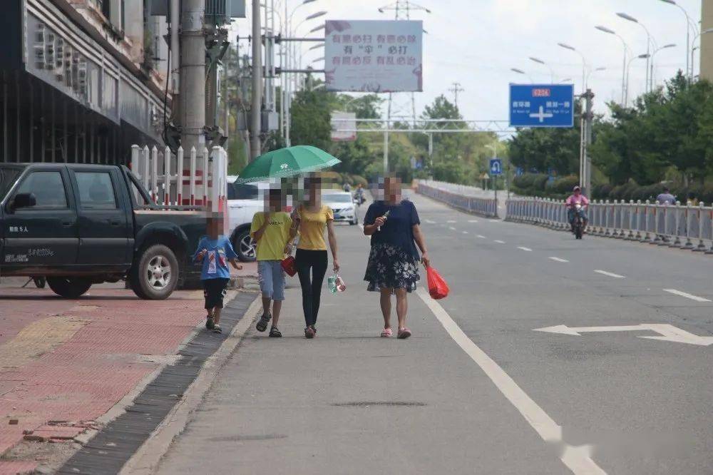 (▲多人并排走路)