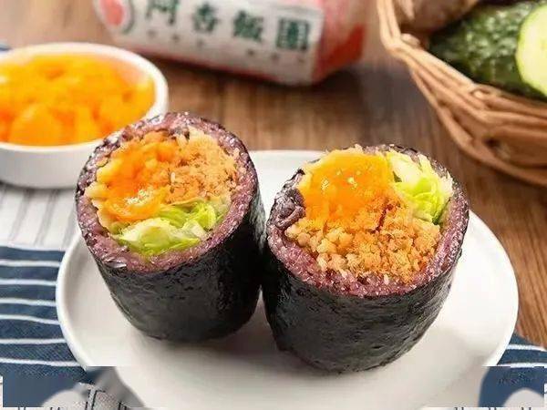 香糯紫米饭团,料多到握不住!4种口味任选,搭配清爽饮品,幸福感max!