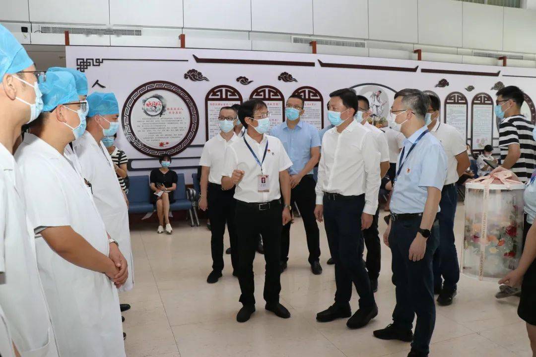 致敬医者晋江市代市长王明元一行走访慰问医师代表