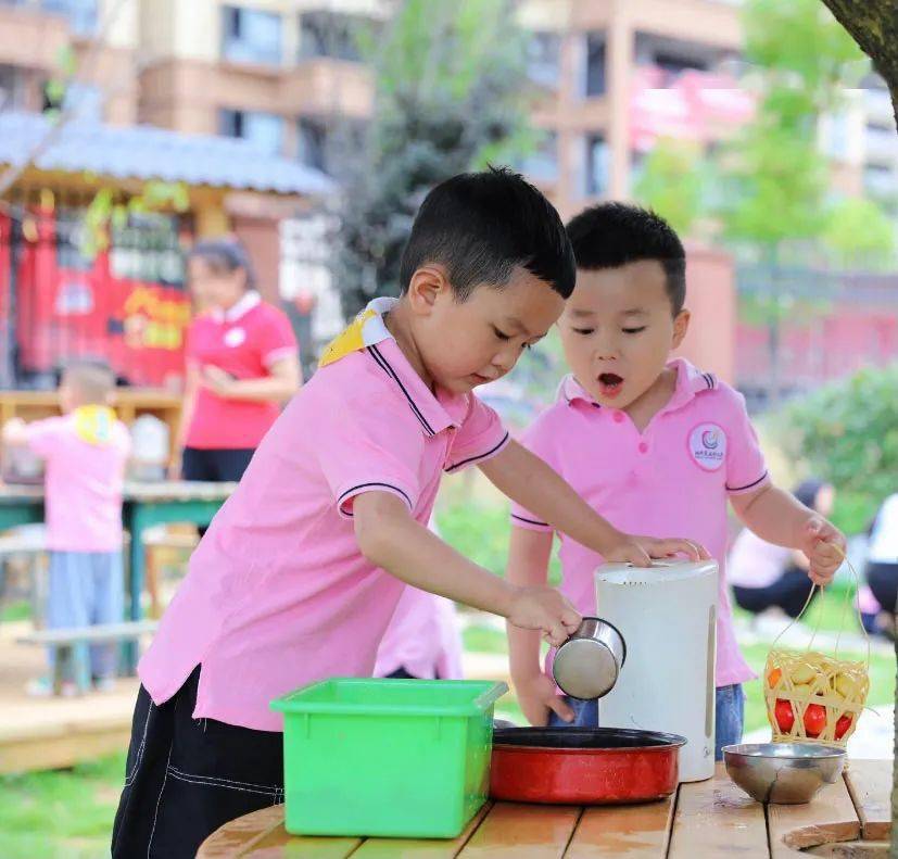 实验幼儿园内正在玩游戏的小朋友