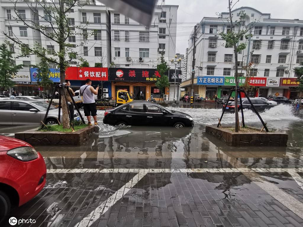 连云港|江苏连云港突降暴雨 道路大面积积水