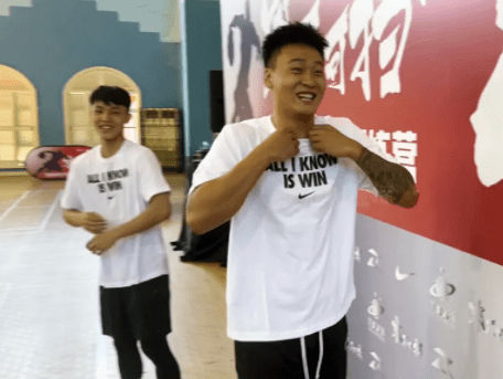 赵睿 徐杰多次拥抱秀恩爱,胡明轩
