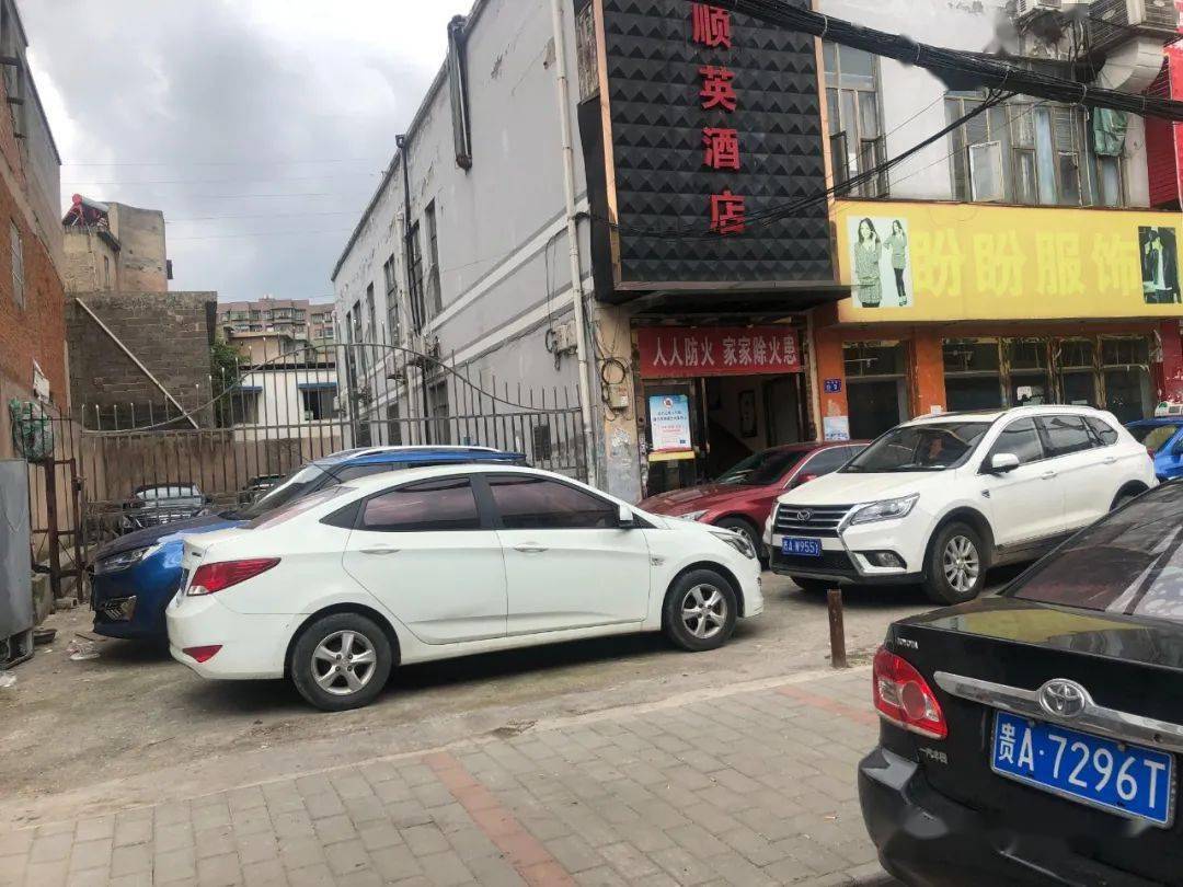 鸡场街同心东路与铝兴南路交汇处白云区铝兴南路近日,记者在鸡场街