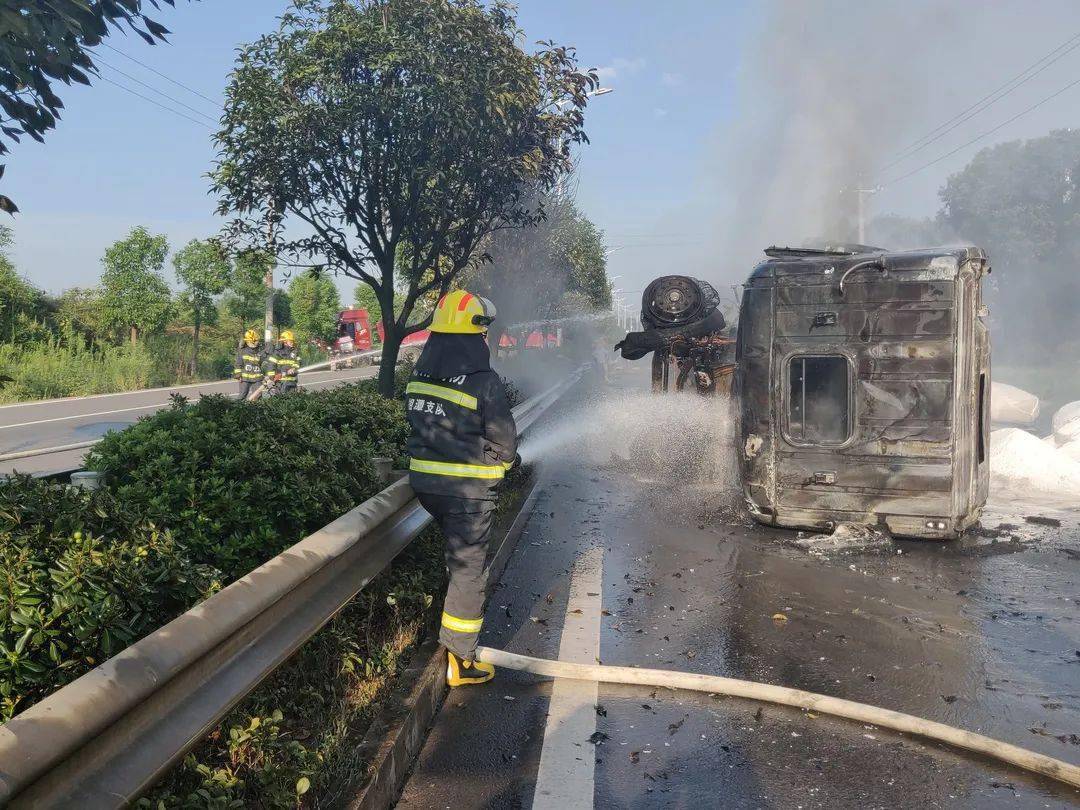 的货车 为避让本车道小三轮车 冲向对向车道侧翻 与掉头的挂车相撞