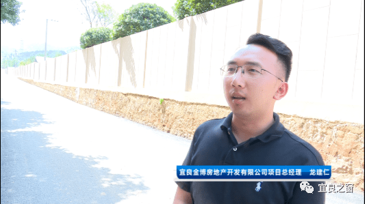 文明创建金博集团公司为桃花村兴修一条沥青路