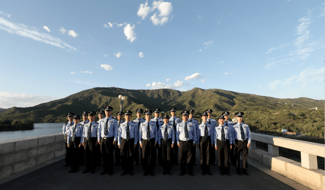 松园派出所民警在十三陵水库大坝在那里,大家重温入警誓词,共同许下