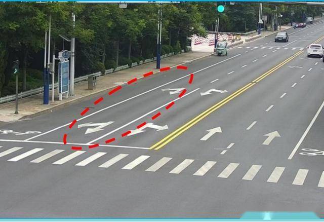 右转车道 该车道为右转专用道,不受信号灯控制,右转车道确保行车