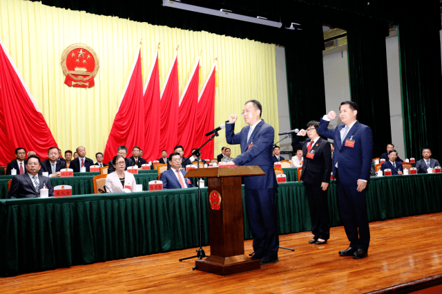 会后,新当选的市人大常委会主任何晓军,市人民政府市长何广延,市中级