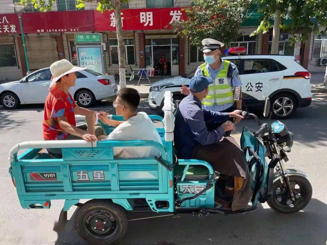 曝光滨州这些三轮车违法载人这些人骑电车不戴头盔