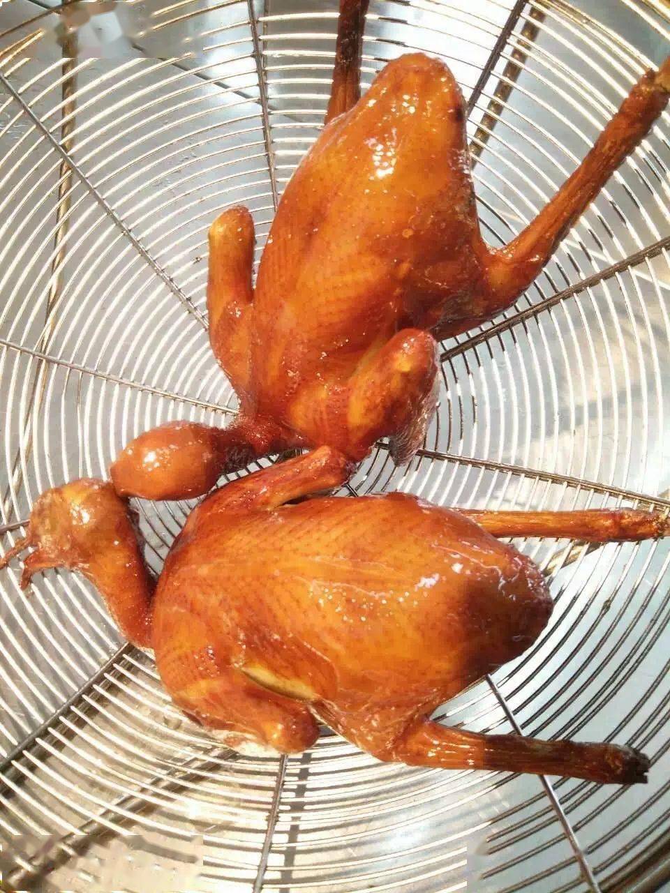 "脆皮乳鸽"是广东菜中的一道传统名菜,随着菜品制作工艺地不断发展