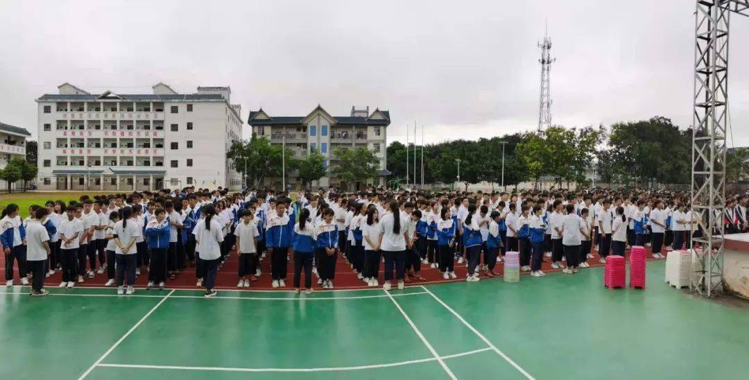 们认真学习了 防疫相关的知识 另一边 勐腊县南腊中学和勐腊镇中学 纷