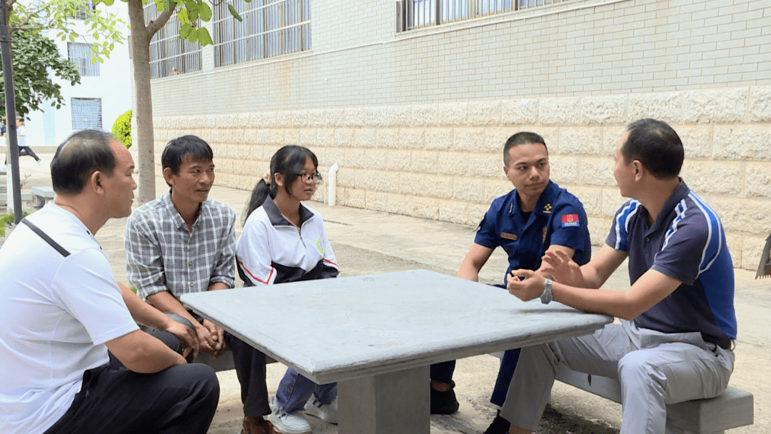 家住宝秀镇茴水村的龙熙是石屏一中高中部的一名学生,父母在家务农