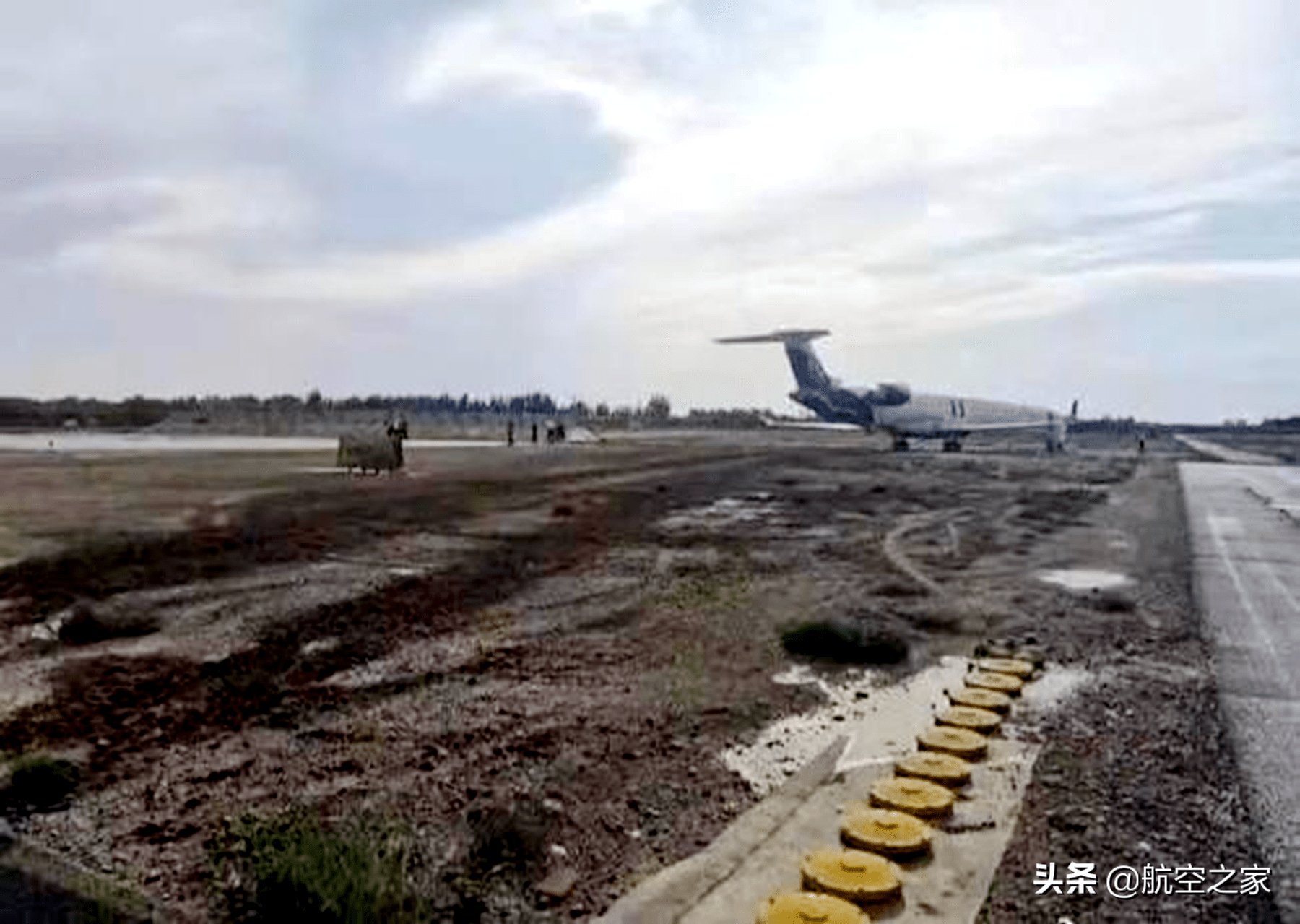 飞机冲出跑道后,阿克苏机场还短暂被关闭,后续航班也选择备降其他