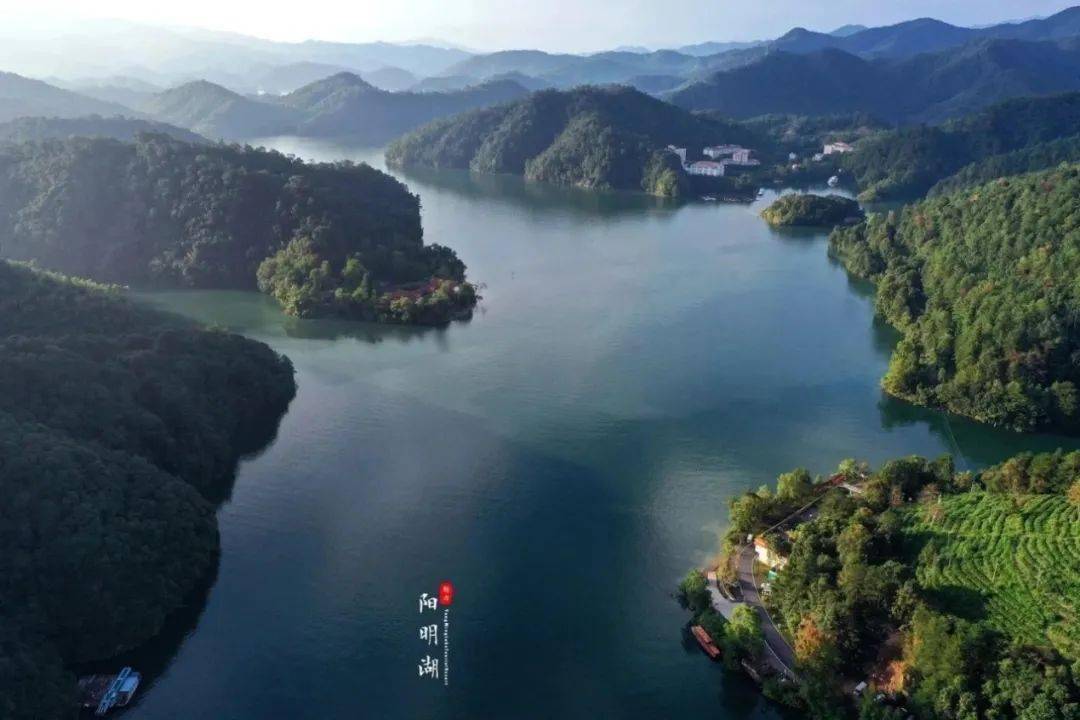 那就来阳明湖开启一场 远眺阳明湖 但见湖水环抱群山 叠山倒映湖中