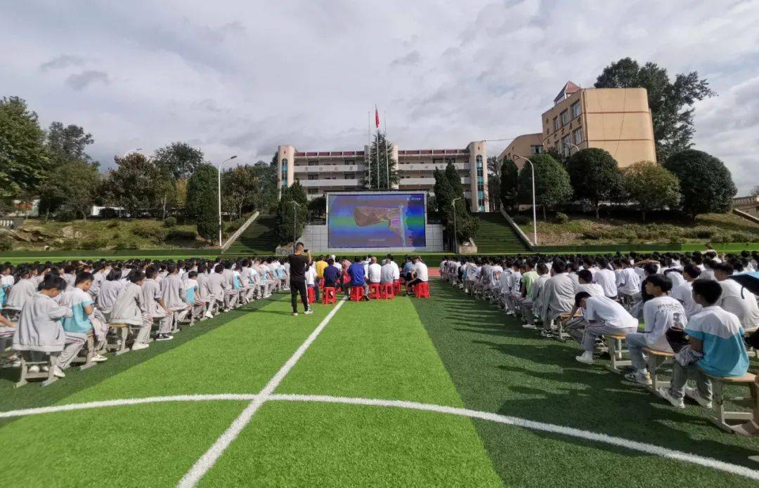 涪洋中学组织学生收看"开学第一课(综合报道▼县委书记程晓秋督导