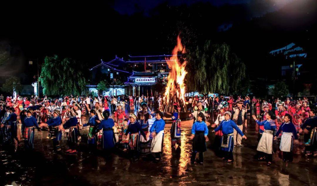 我们入住海坪,属于少数民族的风情95彝族的篝火晚会,火炎焱no