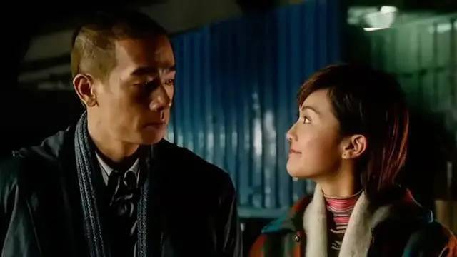 《下一站天后》好在一边演戏,陈小春的歌唱事业终于迎来了转机,1999年
