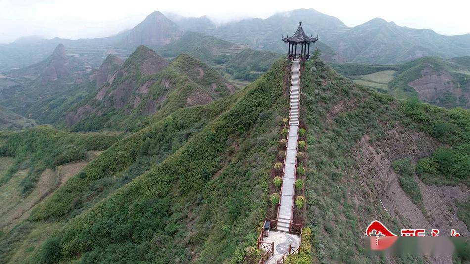 武山县鲁班山以独特的丹霞地貌而闻名.