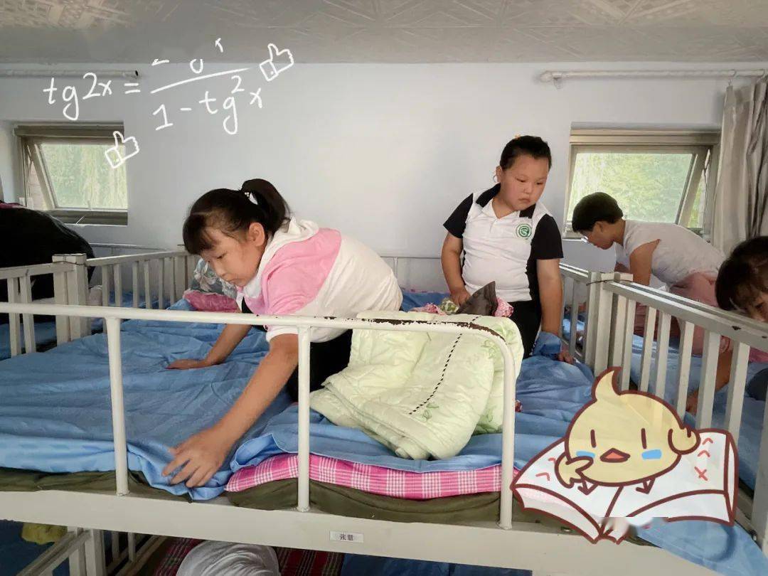 老师们将数据中心节能技术委员会捐赠的床上用品全部发放到住校生手中