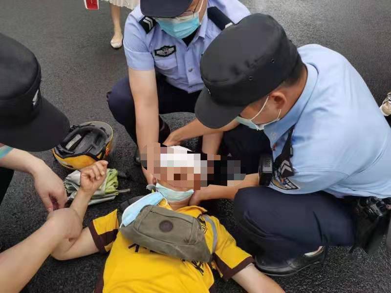 外卖小哥遇车祸倒地不起 附近民警赶到紧急救助