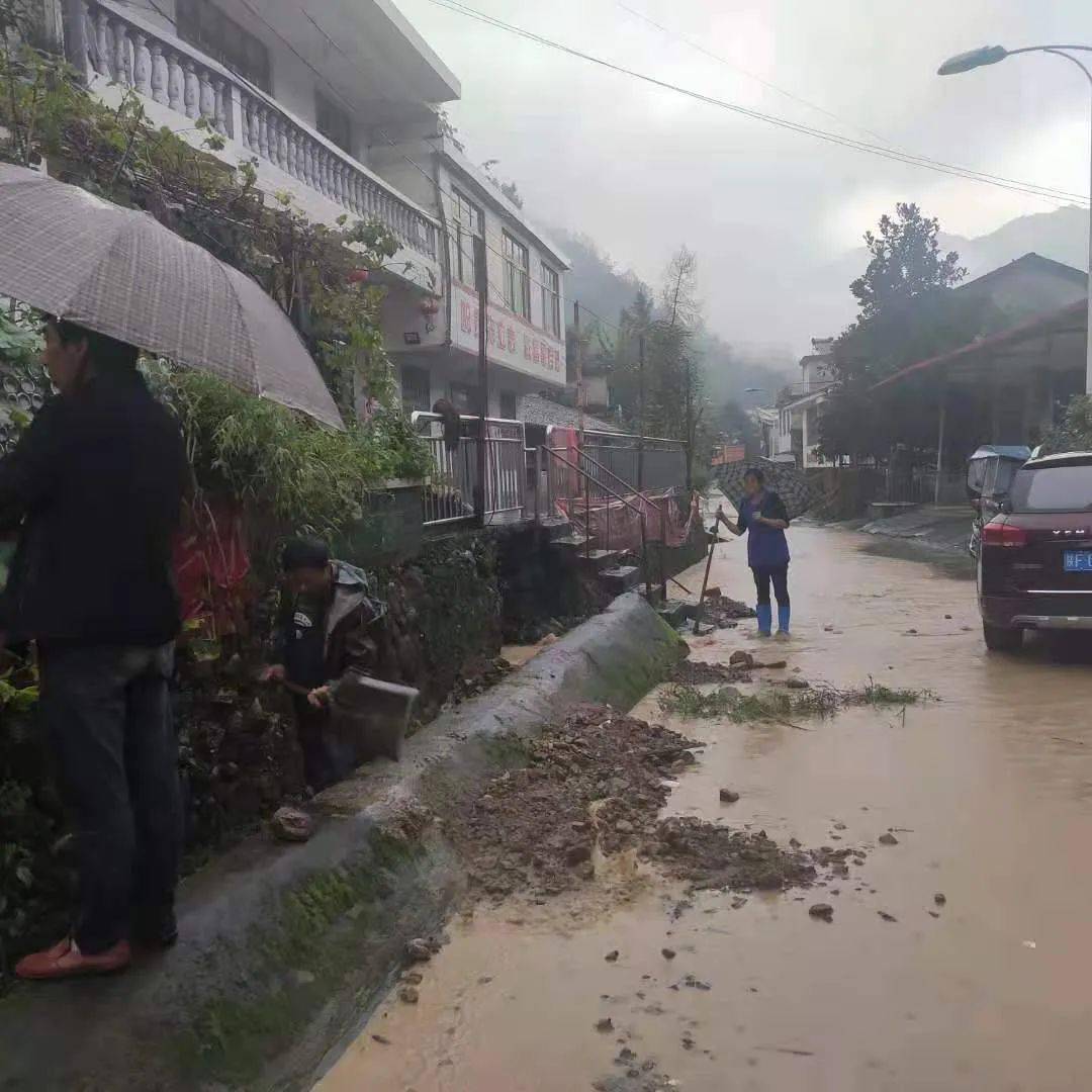 永乐镇镇村干部清理道路跨石