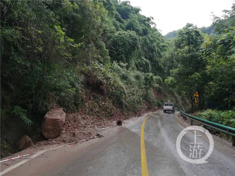 忠县遭遇强降雨致城区道路积水 部分路段出现滑坡