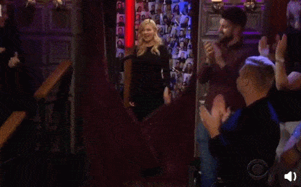 哈哈,新版《灰姑娘》的仙女教母居然是个男人,他穿女装走红毯,艳压无