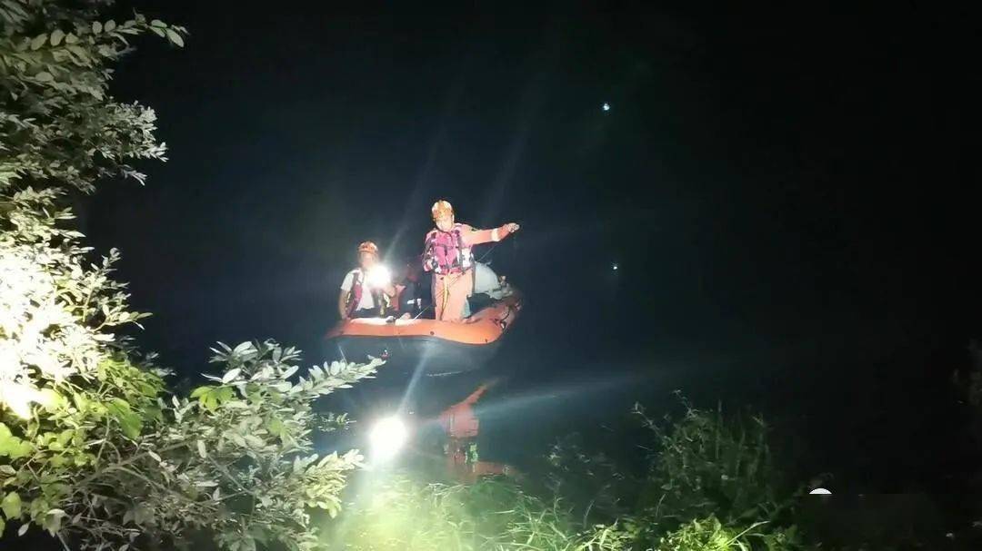 傍晚摸螺钓鱼被困河中央永州消防夜间连救5人