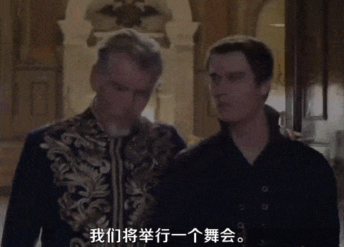 哈哈,新版《灰姑娘》的仙女教母居然是个男人,他穿女装走红毯,艳压无