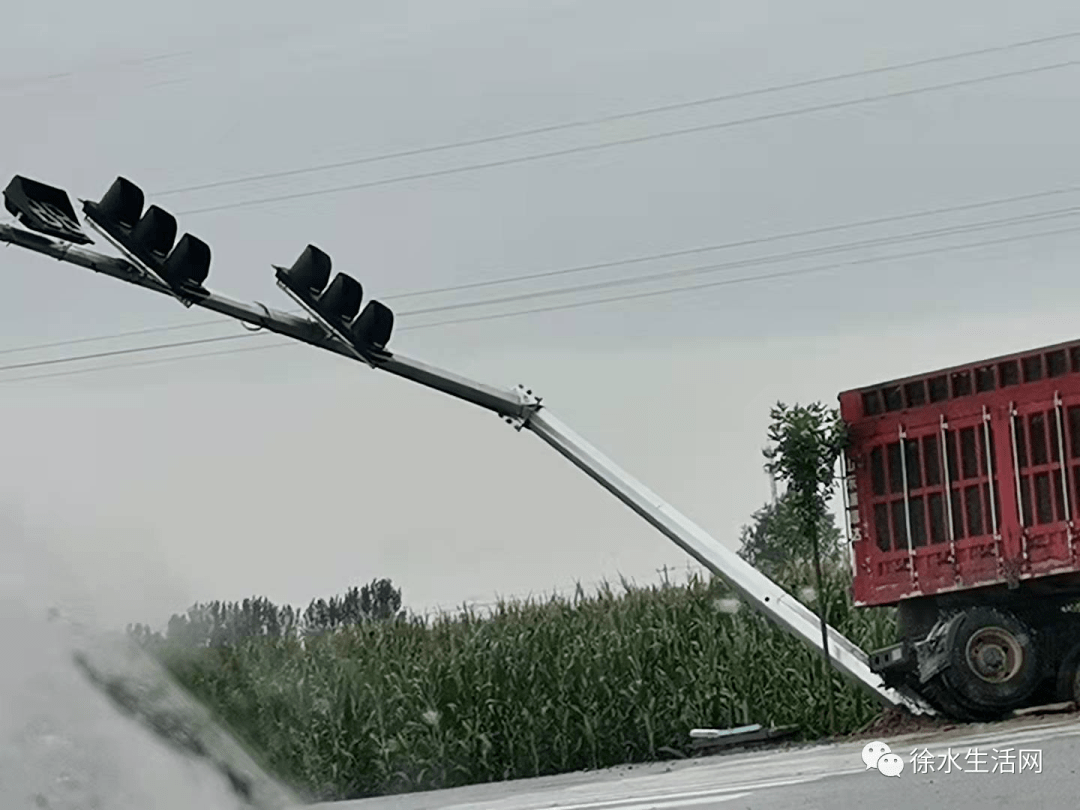 突发,安大线徐水路段又发生一起车祸!货车撞上红绿灯